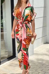 Flirt My Way – Bedrucktes Midikleid mit drapiertem Hemd und gerüschtem Gürtel