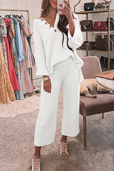 Heather Hailey – Zweiteiliges Set aus Oberteil und Hose mit V-Ausschnitt und Knöpfen in Volltonfarbe