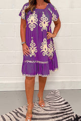 Kleid mit quadratischem Ausschnitt und geometrischem Muster und mehreren Drucken