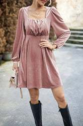 Minikleid aus Samt mit eckigem Ausschnitt und hoher Taille