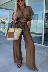 Erste Wahl für den Urlaub: Wickelbluse und Hose mit elastischem Bund und Taschen