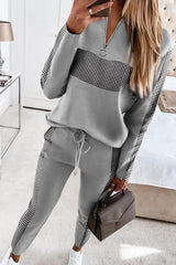 Neues Set aus Oberteil mit kontrastierendem Karomuster und Hose mit Kordelzug