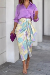 Zweiteiliges Set aus einfarbigem Button-Down-Hemd und gerüschtem Midirock mit Blumenmuster