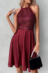 Lean Into Me – Einfarbiges Minikleid mit Pailletten-Patchwork