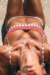 Lässiger gestreifter High-Cut-Bikini in Rot
