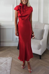 Heartfelt Wishes – Kurzärmliges Maxikleid aus Satin mit Schleife am Hals