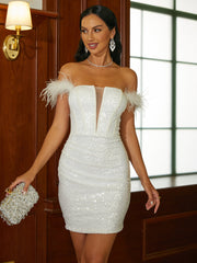 Schulterfreies, figurbetontes Cocktailkleid mit Pailletten und Federn, XJ2863