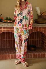 Tragen eines langärmligen Home-Zweiteilers mit Leopardenmuster