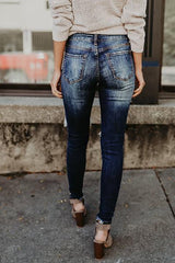 Zerrissene Röhrenjeans