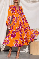 Feeling Loved – Plissiertes Midikleid mit Blumenmuster, Cut-out auf der Rückseite