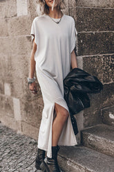 Schlichtes und müheloses Oversize-T-Shirt-Midikleid mit offenen Ärmeln und Schlitz