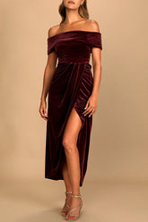 Bezauberndes schulterfreies Midikleid aus schwarzem Samt