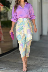 Zweiteiliges Set aus einfarbigem Button-Down-Hemd und gerüschtem Midirock mit Blumenmuster