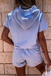 Unvergesslicher Shorts-Anzug mit Kapuze und Farbblock