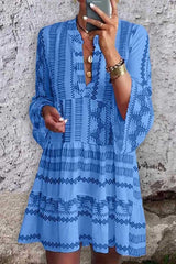 Kleid mit Stehkragen und ausgestellten Ärmeln