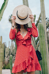 Kleid mit gepunkteten Rüschen