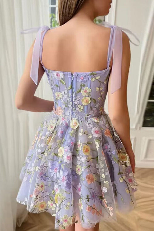 Proof of Perfection – Minikleid mit 3D-Blumenstickerei und Bindeträgern