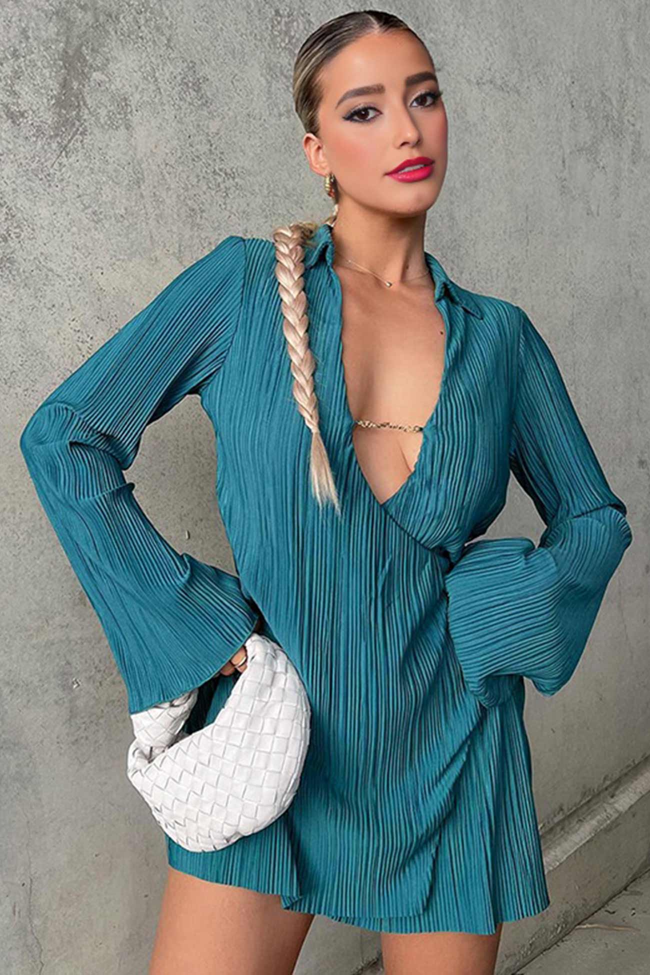 Tief ausgeschnittenes Minikleid mit plissiertem Revers