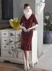 Kurzes Partykleid mit V-Ausschnitt und Pailletten