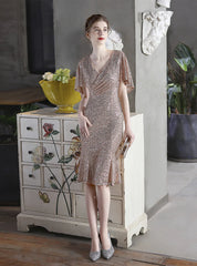 Kurzes Partykleid mit V-Ausschnitt und Pailletten