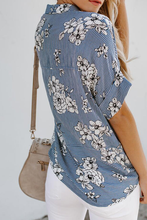 Simpler Times – Blau gestreiftes Hemd mit Aufdruck