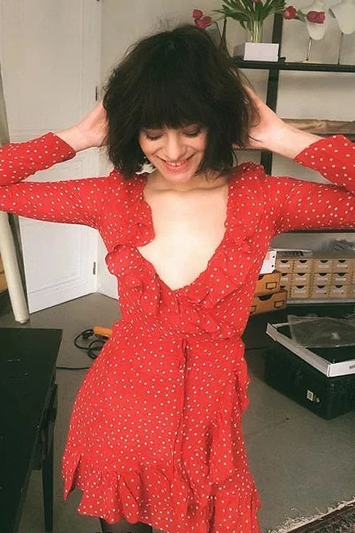 Kleid mit gepunkteten Rüschen
