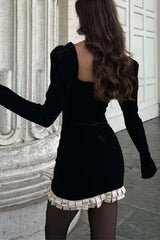 Figurbetontes Kleid mit kontrastierendem Patchwork und Plissee