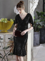 Kurzes Partykleid mit V-Ausschnitt und Pailletten