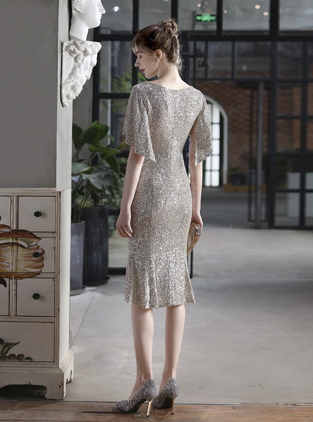 Kurzes Partykleid mit V-Ausschnitt und Pailletten