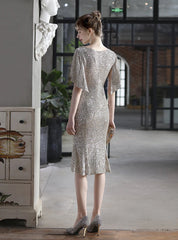 Kurzes Partykleid mit V-Ausschnitt und Pailletten