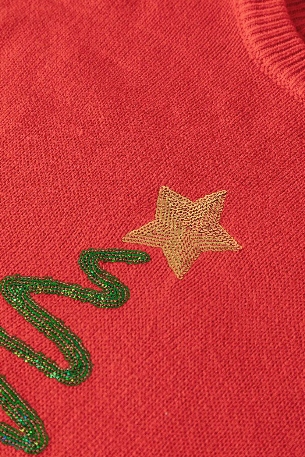 Feurig roter Pullover mit Pailletten und Weihnachtsbaum-Skizze, überschnittenen Schultern