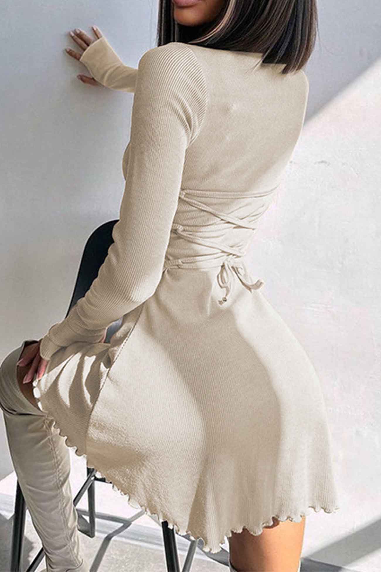 Minikleid mit Rundhalsausschnitt und Rückenträgern und langen Ärmeln