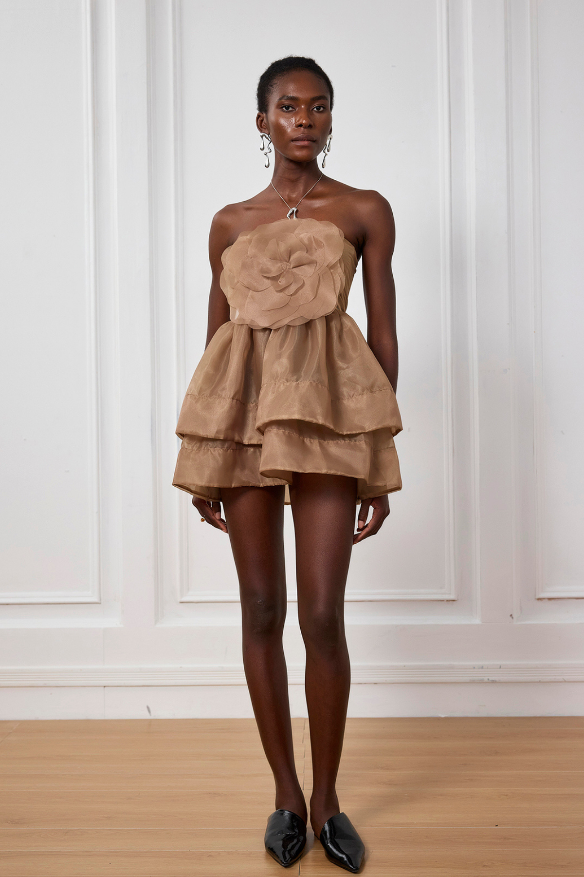 Angelique – Schulterfreies Minikleid aus Netzstoff mit Blumenmuster