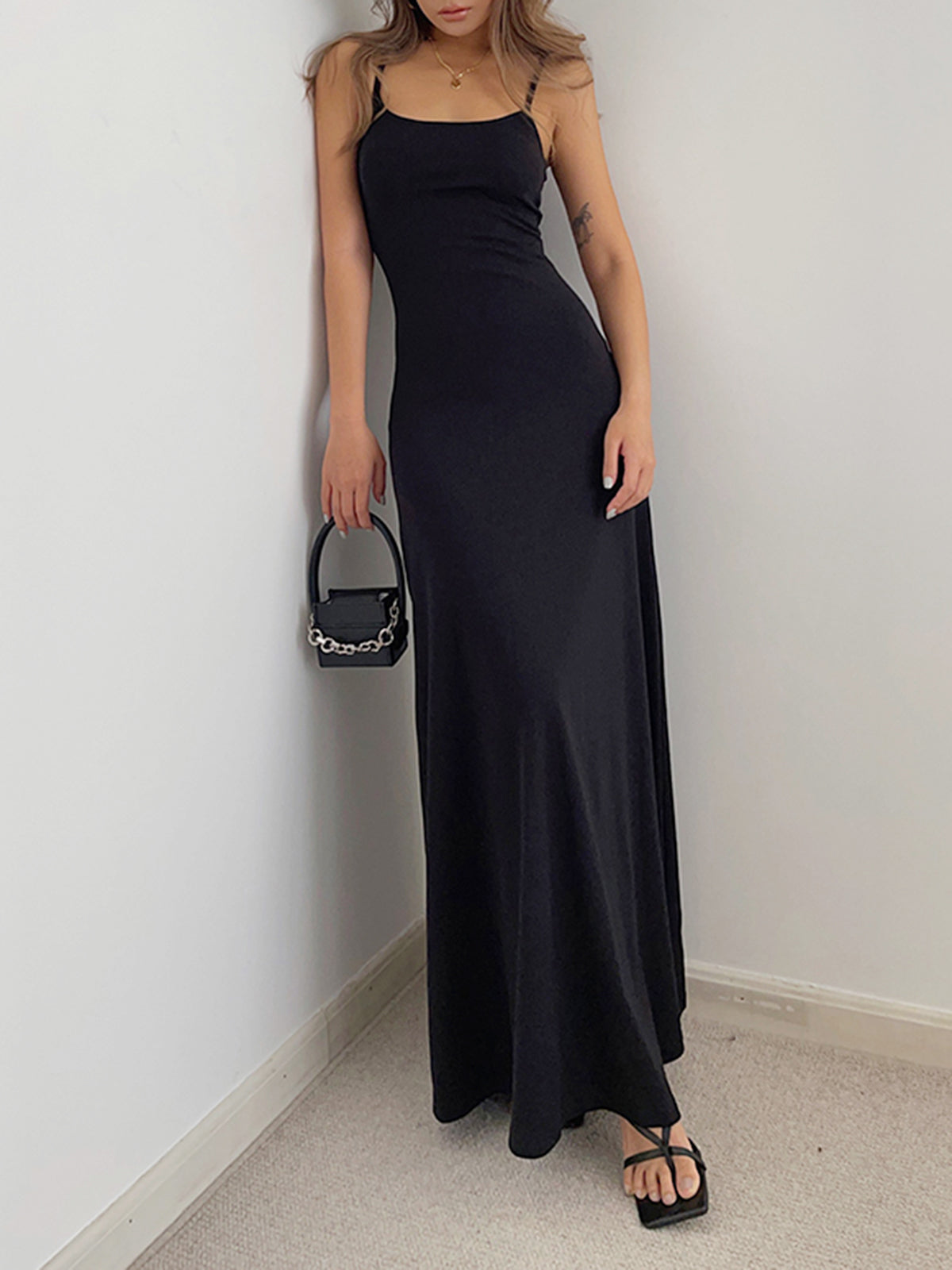 Langes Kleid mit fließenden Trägern
