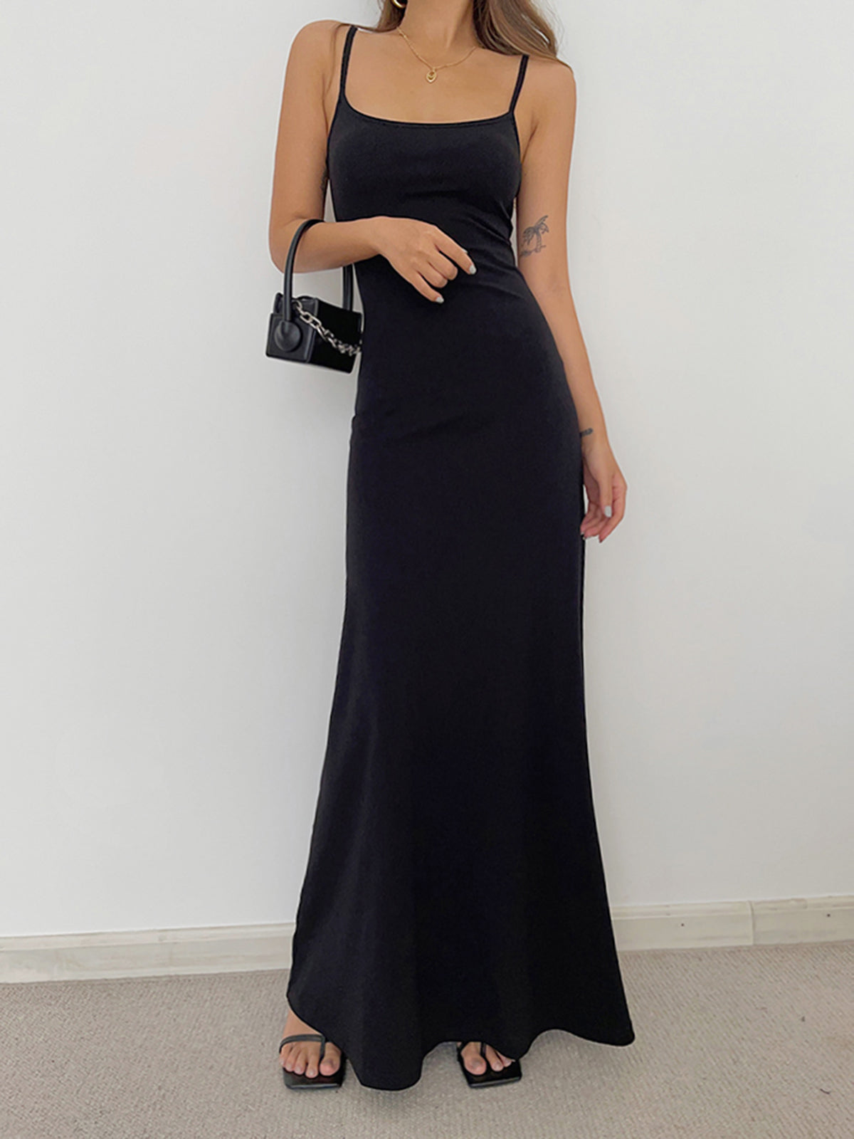 Langes Kleid mit fließenden Trägern