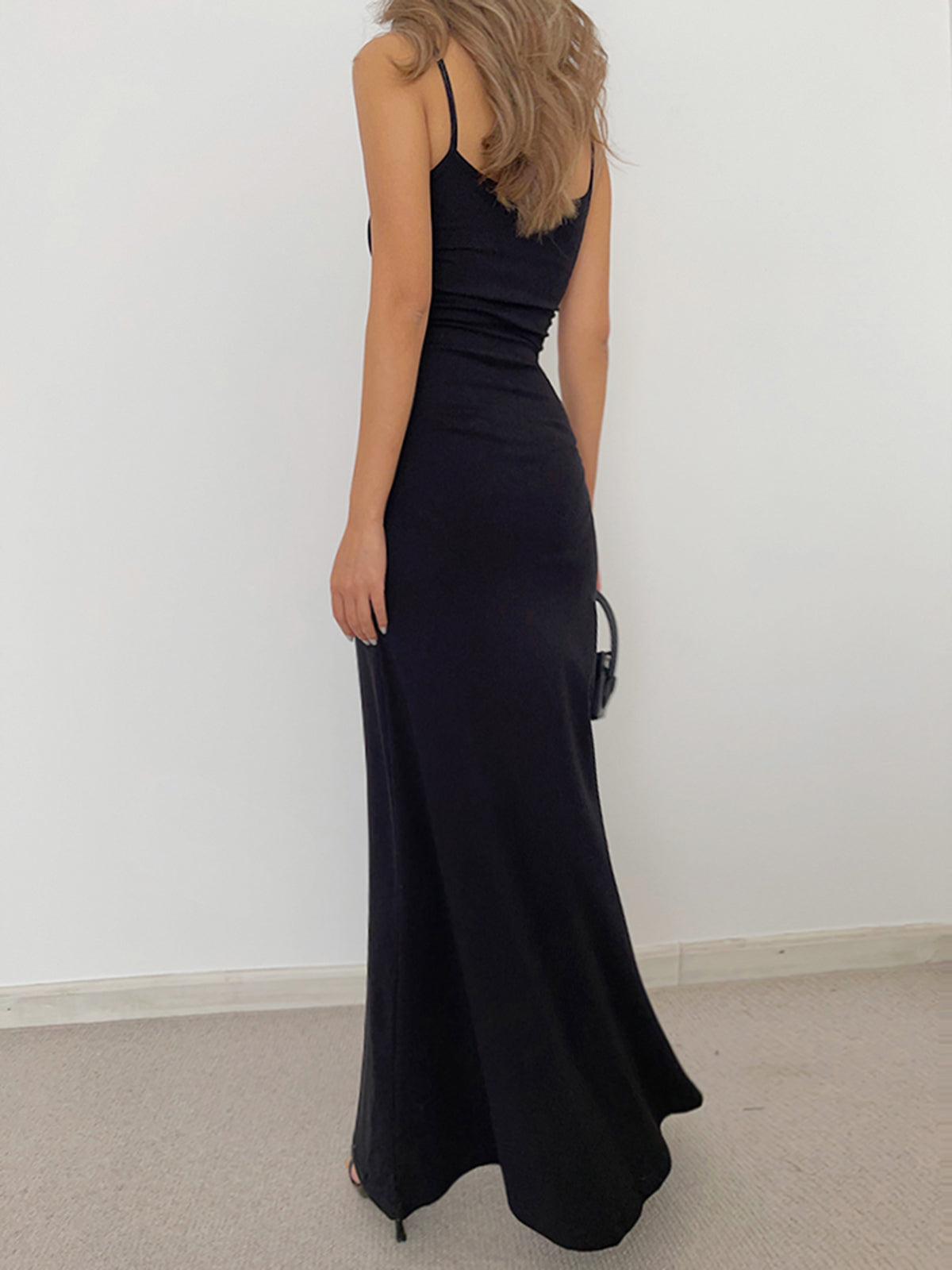Langes Kleid mit fließenden Trägern