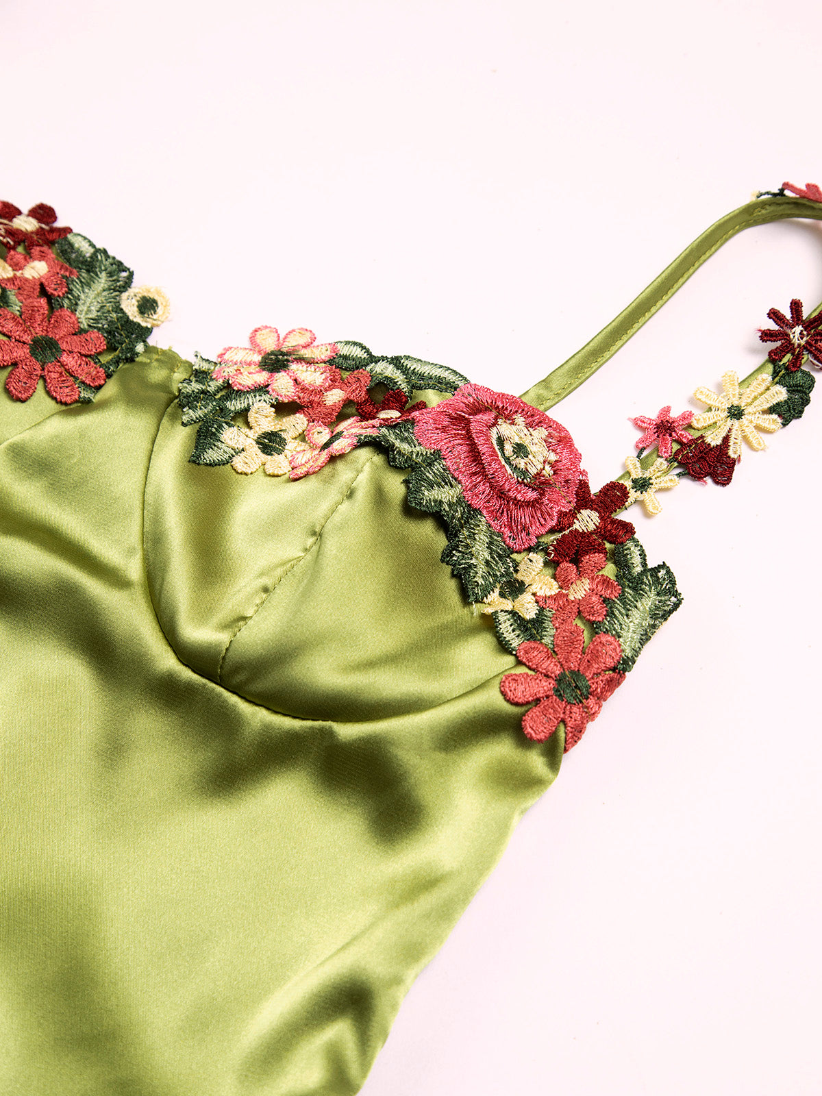Kurzes Satinkleid mit Blumenmuster