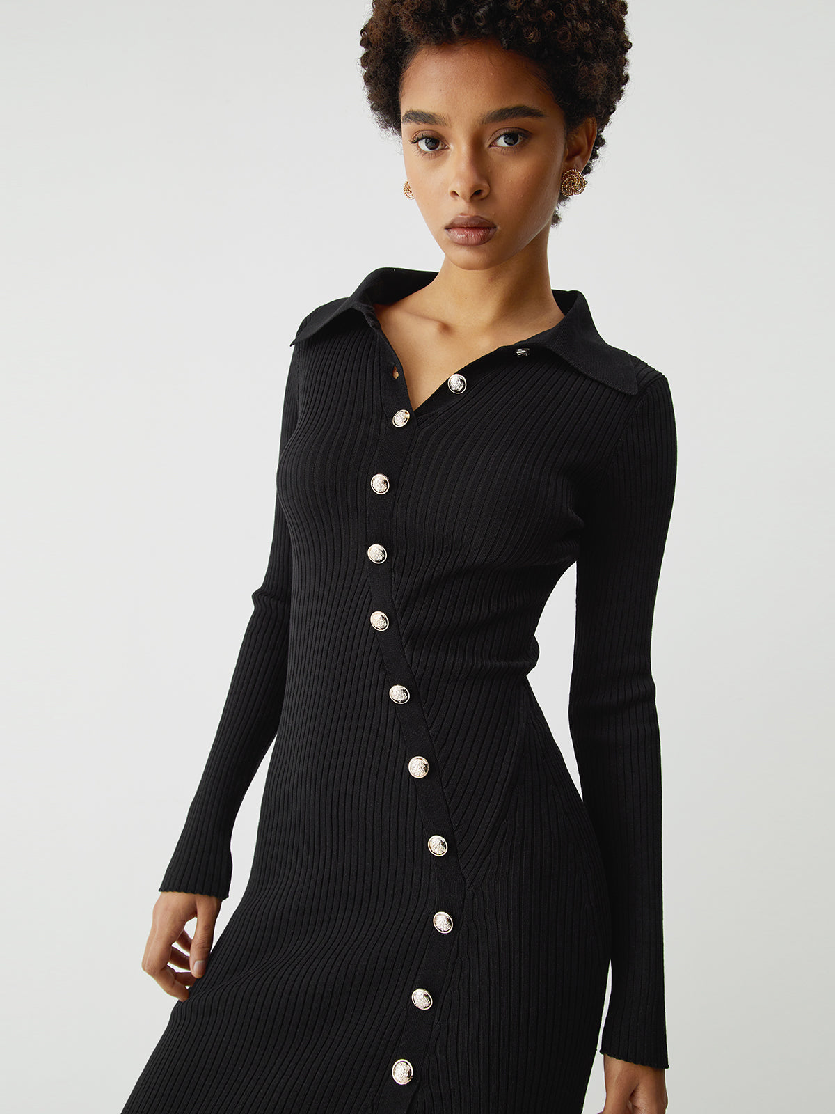 Asymmetrisches Midi-Pulloverkleid mit Knopfleiste und langen, modernen Ärmeln