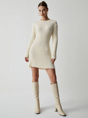Cremefarbenes, geripptes, langärmliges, kurzes Pulloverkleid