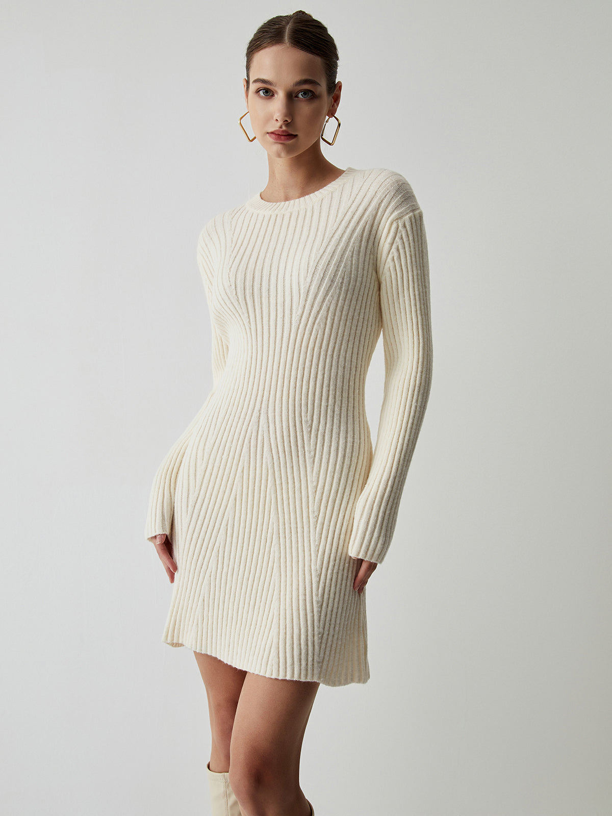 Cremefarbenes, geripptes, langärmliges, kurzes Pulloverkleid