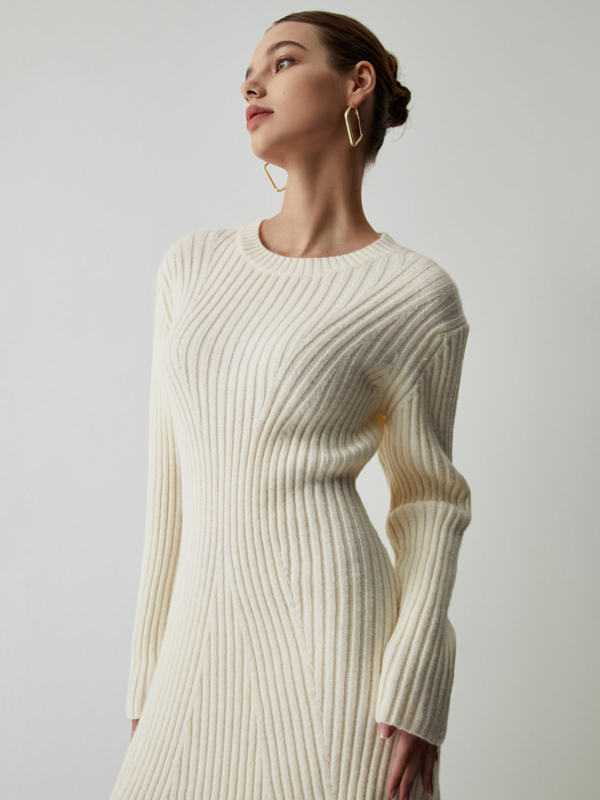 Cremefarbenes, geripptes, langärmliges, kurzes Pulloverkleid