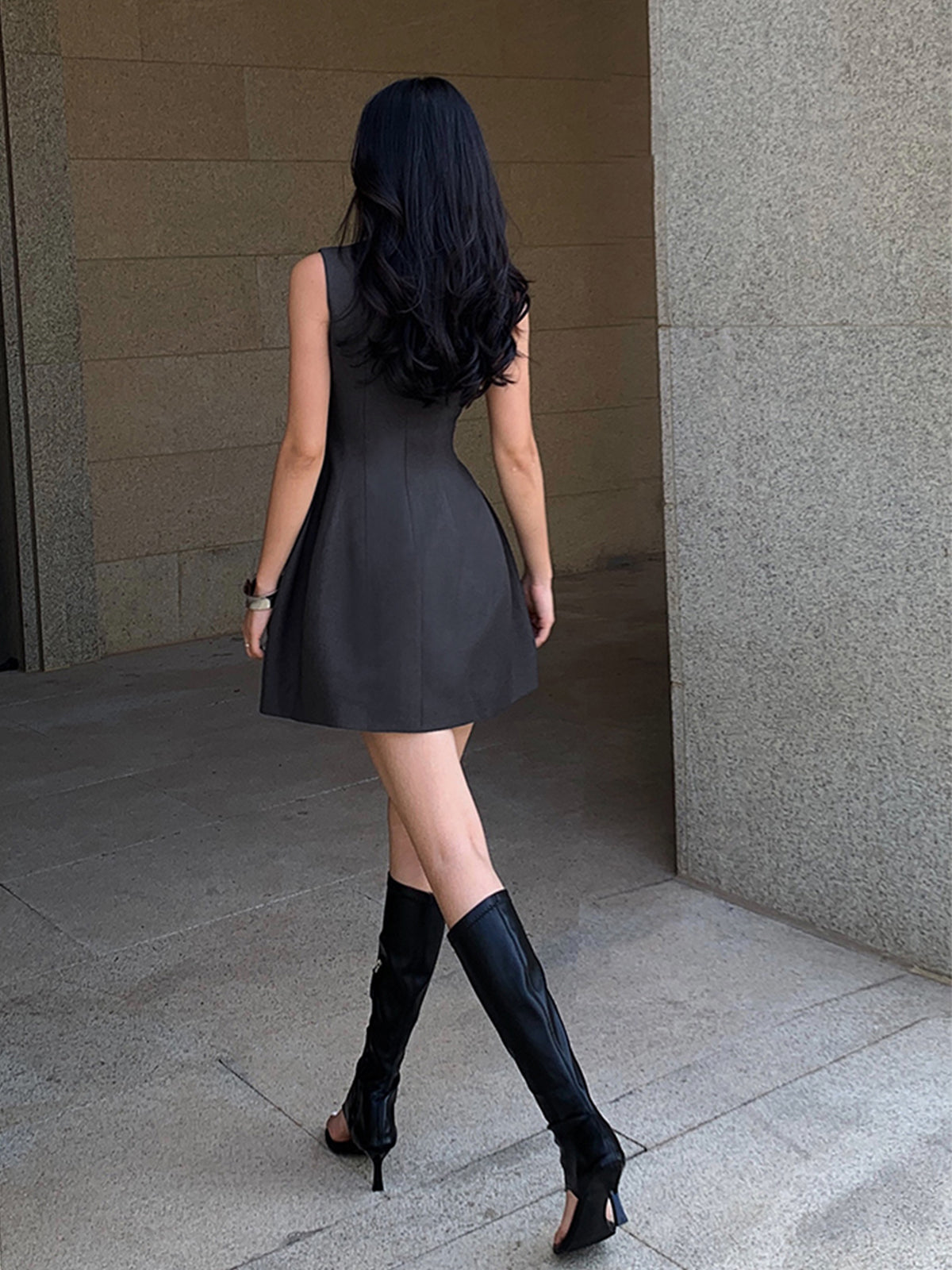 Einfarbiges ärmelloses Minikleid mit Rundhalsausschnitt