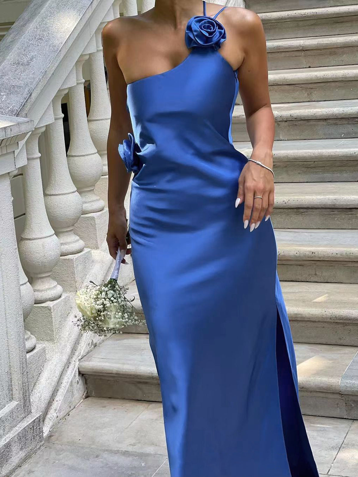 Asymmetrisches Maxikleid aus Satin mit Rosendekor und offenem Rücken