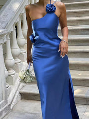 Asymmetrisches Maxikleid aus Satin mit Rosendekor und offenem Rücken
