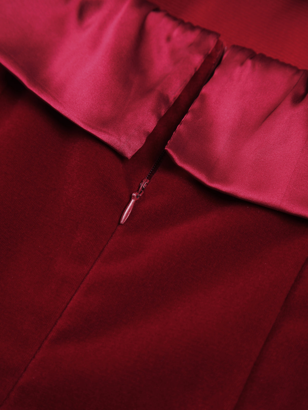 Trägerloses kurzes Kleid aus Satinsamt