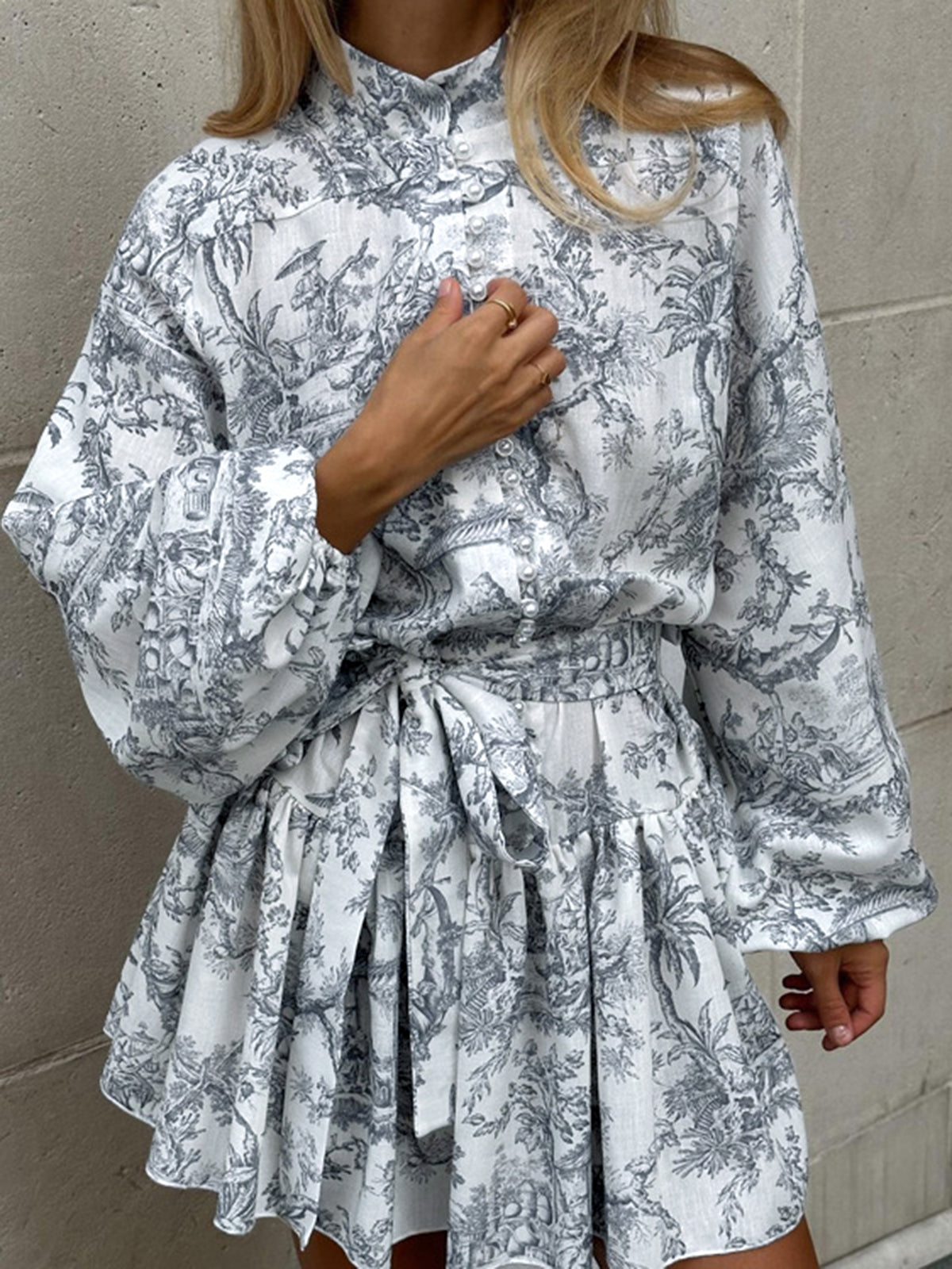 Kurzes A-Linien-Kleid mit Tuschemalerei-Print und Bindeband