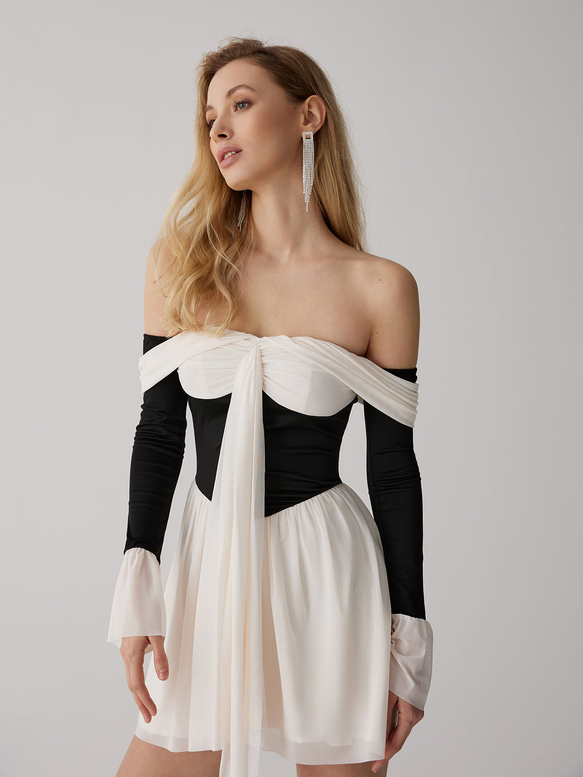 Frenchy – Kurzes, schulterfreies Kleid mit Kontrast