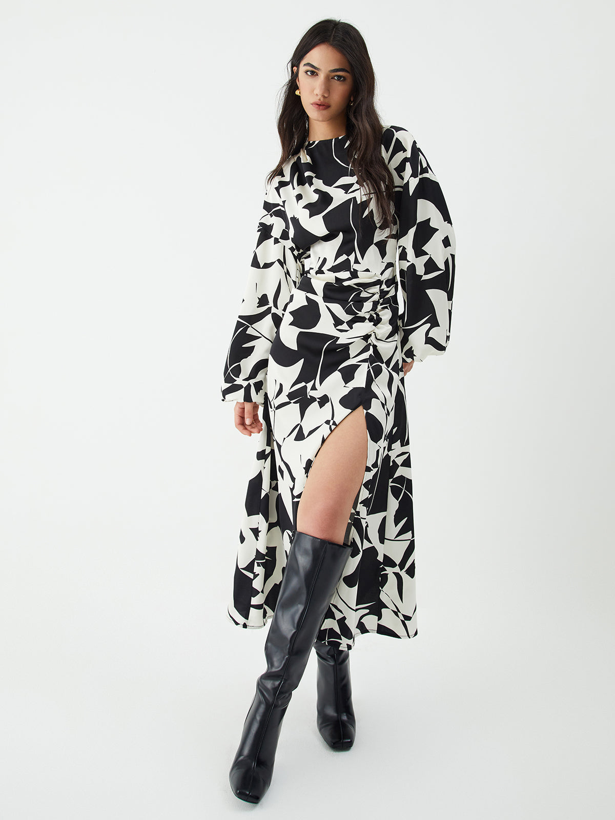 Langes Kleid mit Blumenmuster und Schlitz