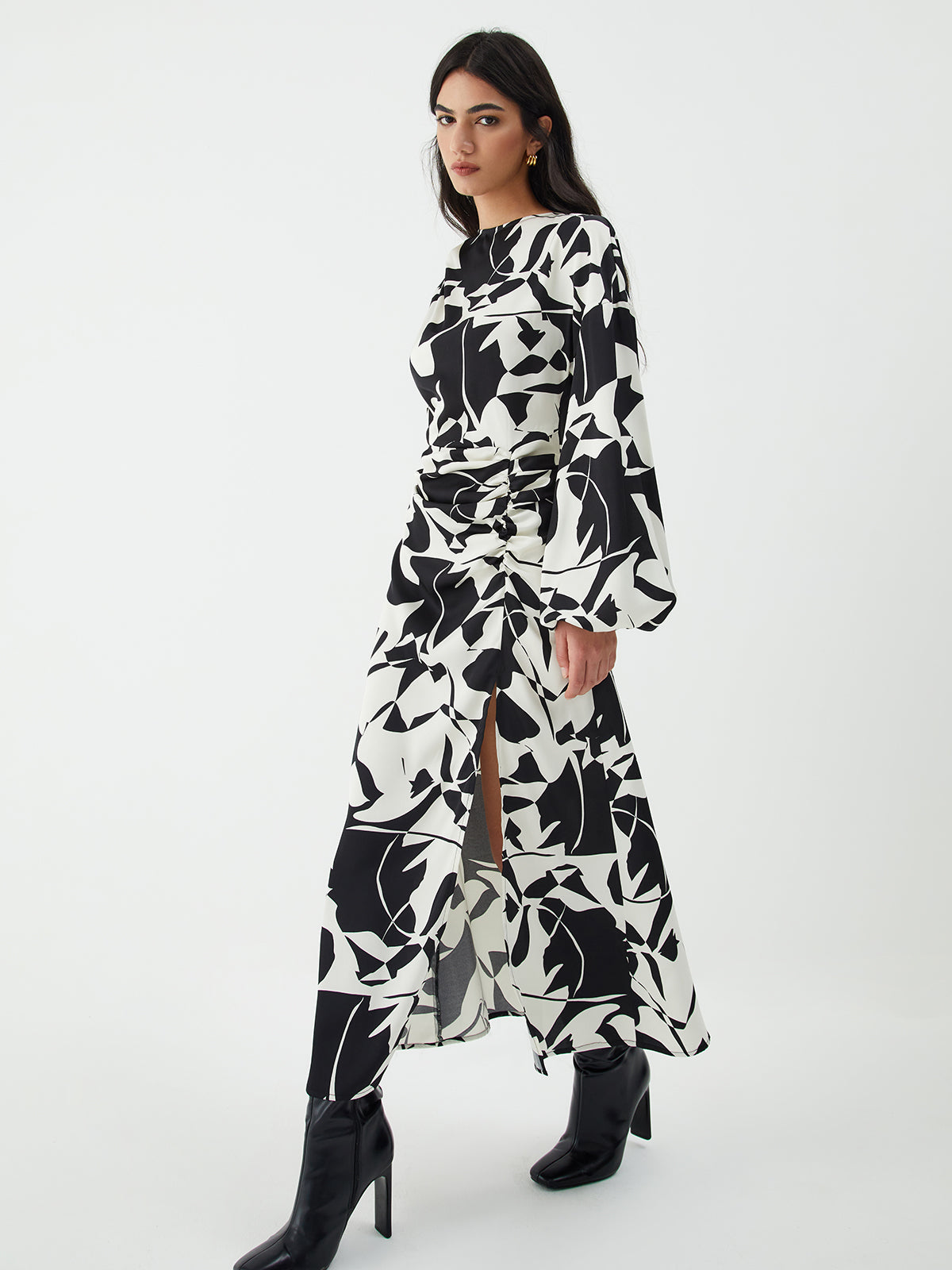 Langes Kleid mit Blumenmuster und Schlitz