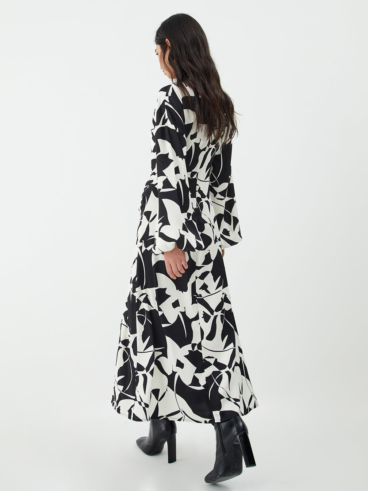 Langes Kleid mit Blumenmuster und Schlitz